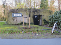907153 Gezicht op de bunker aan de rand van het Wilhelminapark te Utrecht, in gebruik als expositieruimte 'Ex Bunker' ...